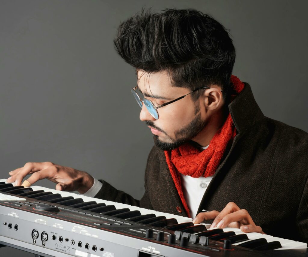 homem tocando teclado musical