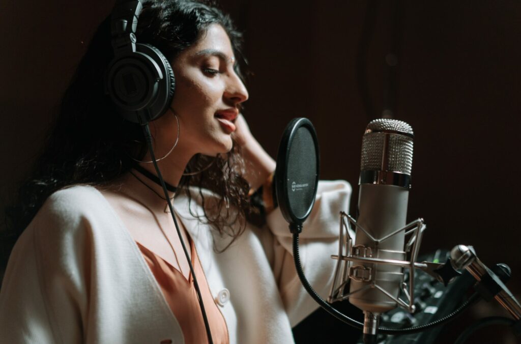 mulher usando microfone profissional para gravação em estúdio